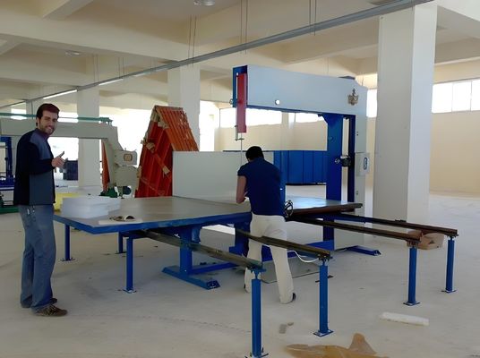 آلة قطع الكتل الكهربائية من الرغوة المربعة H800mm ارتفاع القطع من اليسار إلى اليمين طريقة القطع